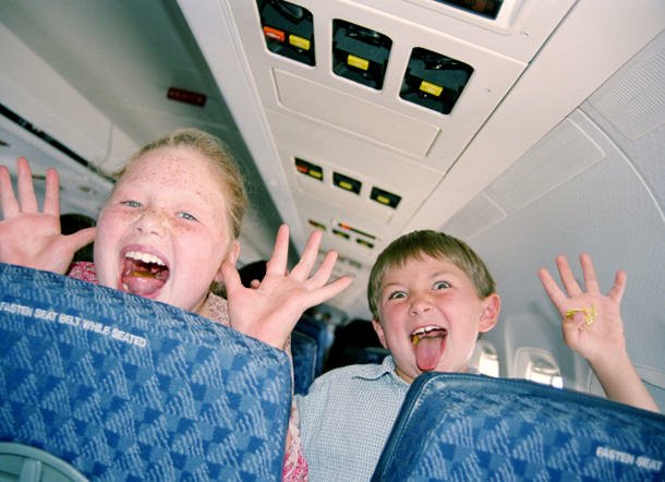 дети в самолете