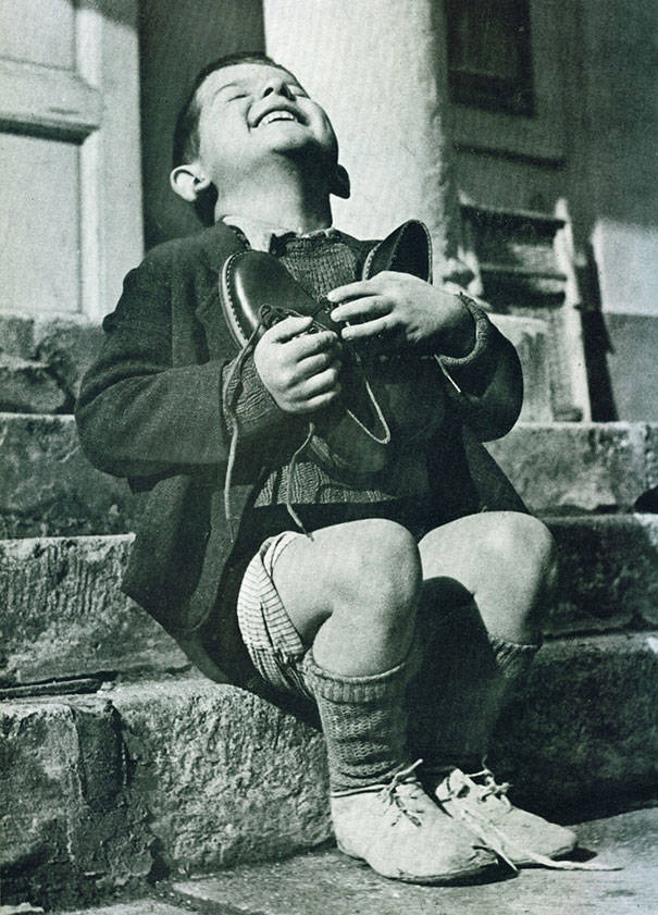 мальчик получивший новую обувь во время Второй мировой
